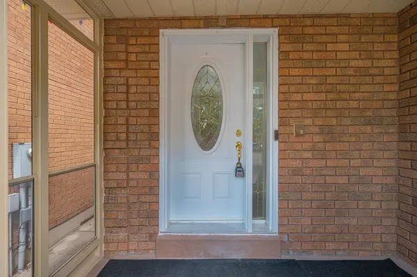 82 Michigan AVE, Brampton, ON L6Y 4P1