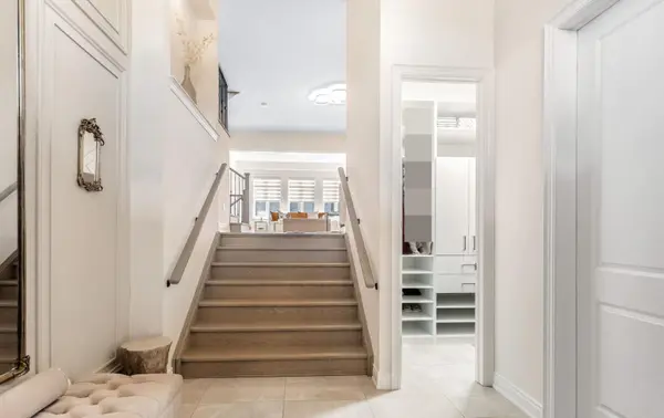 10 Settlers RD E, Oakville, ON L6H 0Y8