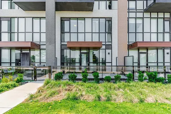 60 George Butchart DR #4, Toronto W05, ON M3K 0E1