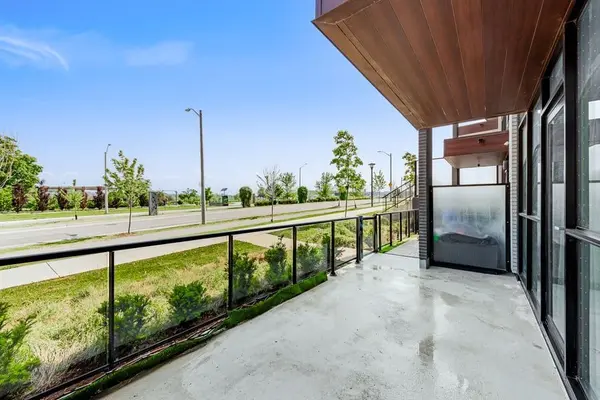 60 George Butchart DR #4, Toronto W05, ON M3K 0E1