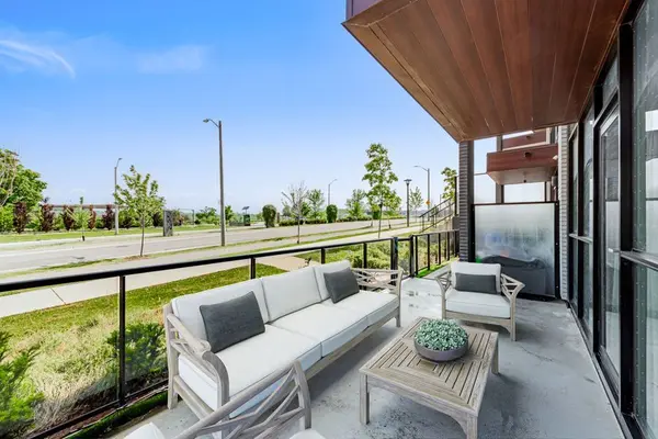 60 George Butchart DR #4, Toronto W05, ON M3K 0E1
