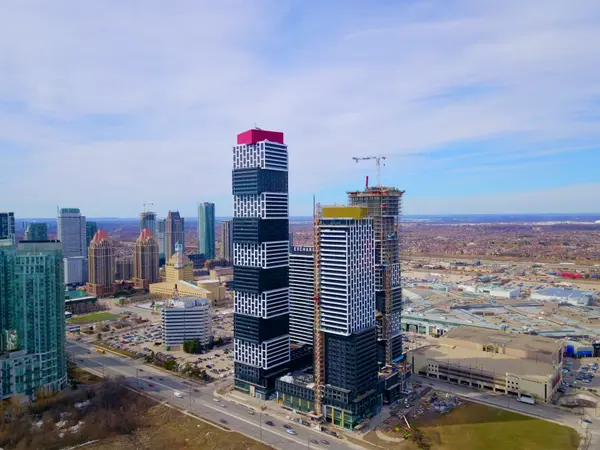 2 Erskine RD #3608, Mississauga, ON L5B 0S1