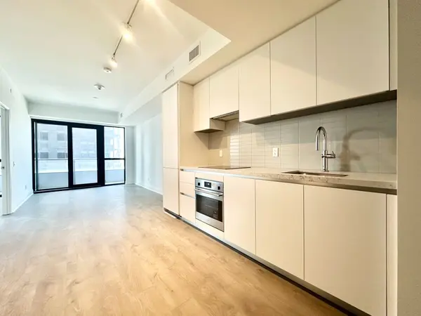 2 Erskine RD #3608, Mississauga, ON L5B 0S1