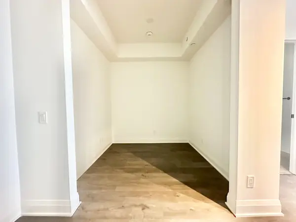 2 Erskine RD #3608, Mississauga, ON L5B 0S1