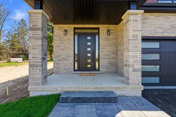 23 Woodvalley CT, Hamilton, ON L9B 2S7