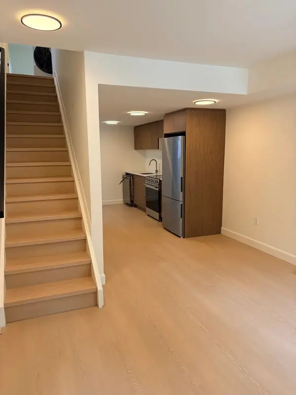 245 Bradford ST #B, Britannia - Lincoln Heights And Area, ON K2B 5Z5
