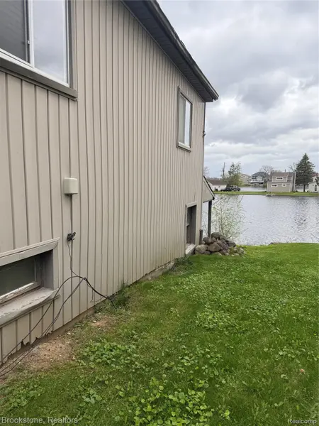 208 Brittain DR, Lake Orion Village, MI 48362