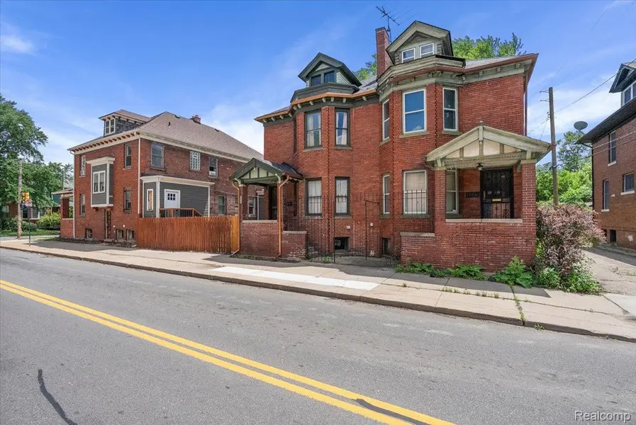 7950 E Lafayette ST, Detroit, MI 48214