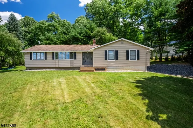 9 Ernella Dr, White Twp., NJ 07823