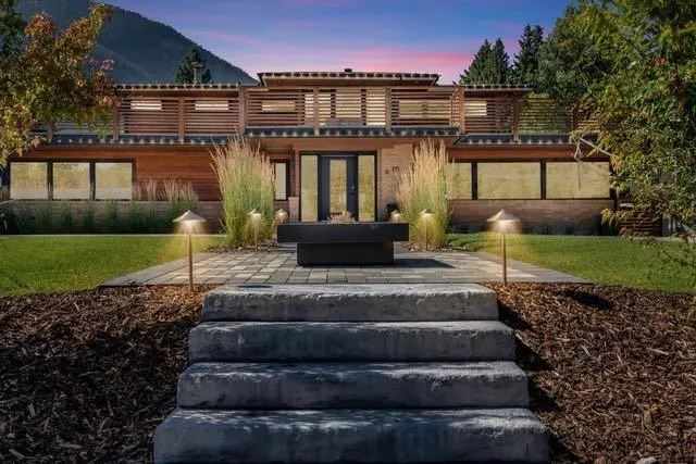 115 Spray AVE, Banff, AB T1L 1A1