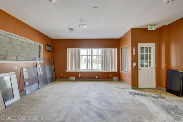 19884 Kelly RD, Harper Woods, MI 48225