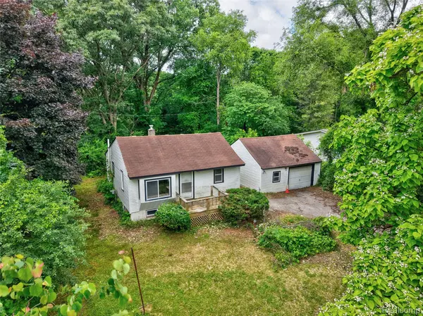 1975 Porter RD, White Lake Charter Township, MI 48383