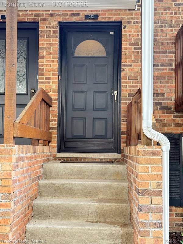 212 Pinewood Circle Pinewood Drive #22, Plymouth, MI 48170