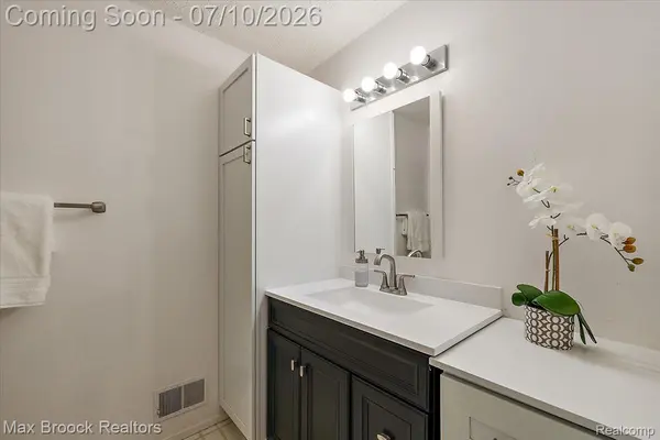 1808 Moors CT, Bloomfield Hills, MI 48302