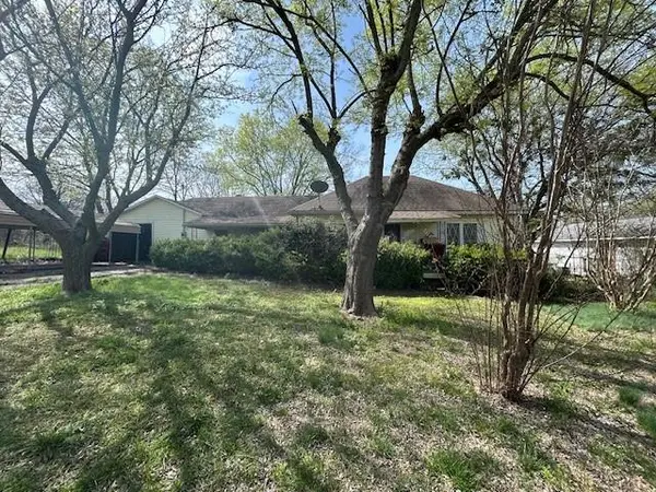 507 W Locust Street,  Whitewright,  TX 75491
