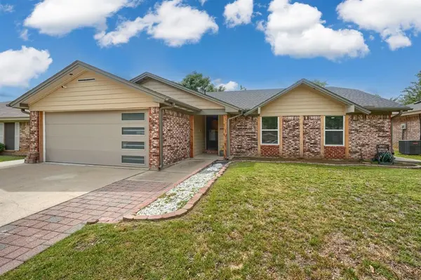 909 Columbus Court,  Bedford,  TX 76022