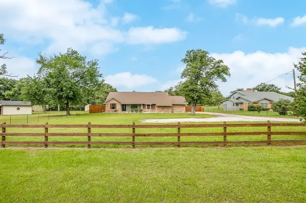 3412 E Renfro Street, Burleson, TX 76028
