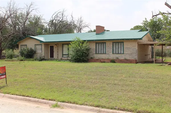 1001 SE 4th Street, Knox City, TX 79529
