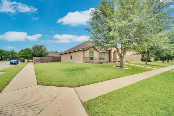 201 Winters Edge Drive, Red Oak, TX 75154