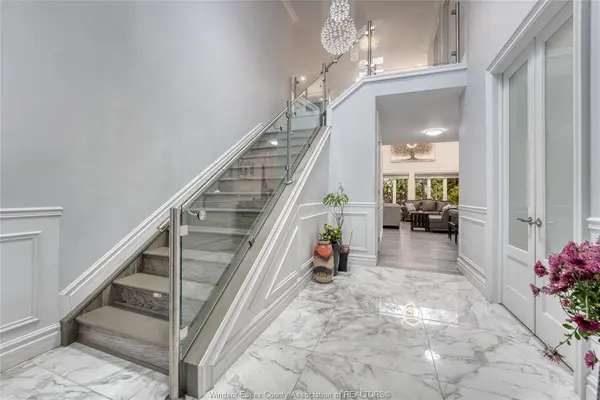 735 CABANA Road West, Windsor, ON N9G 1B5