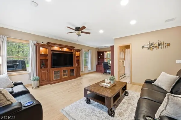 219 Snake Den Rd, Bloomingdale Boro, NJ 07465