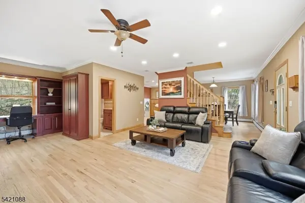 219 Snake Den Rd, Bloomingdale Boro, NJ 07465