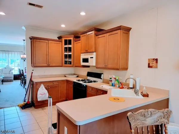40 Schmidt Cir, Watchung Boro, NJ 07069