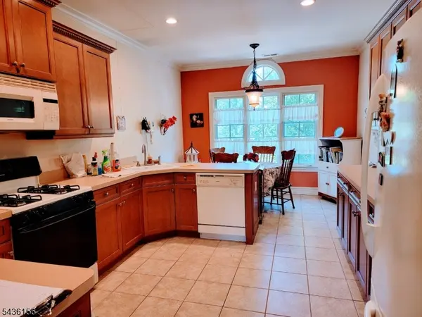 40 Schmidt Cir, Watchung Boro, NJ 07069