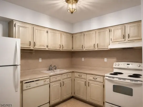 807 Eves Dr 3Q, Hillsborough Twp., NJ 08844