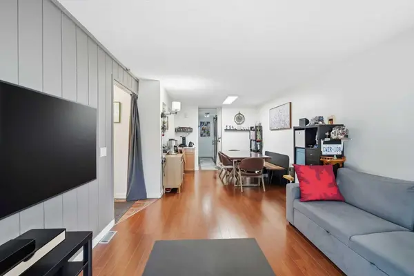 3500 Varsity DR NW #411, Calgary, AB T2L 1Y3