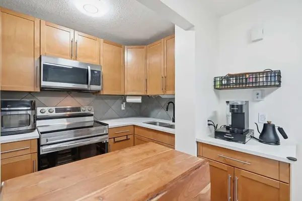 3500 Varsity DR NW #411, Calgary, AB T2L 1Y3