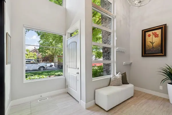 2927 7 AVE NW, Calgary, AB T2N 1B3