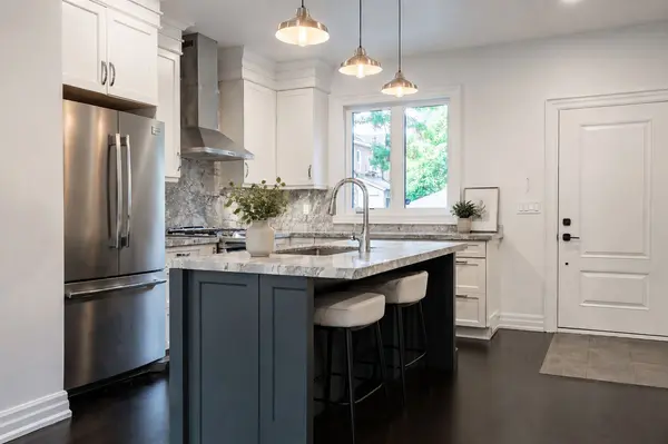 7 Louise AVE, Toronto C03, ON M6C 1E3