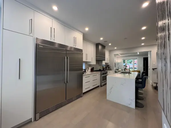 17 Hocken AVE, Toronto C02, ON M6G 2K1