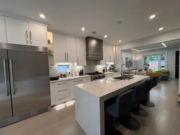 17 Hocken AVE, Toronto C02, ON M6G 2K1