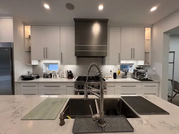 17 Hocken AVE, Toronto C02, ON M6G 2K1