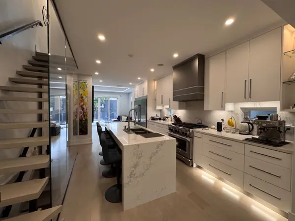 17 Hocken AVE, Toronto C02, ON M6G 2K1
