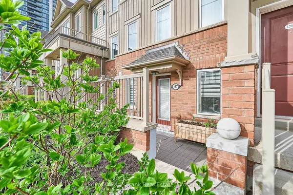 2500 Hill Rise CT #127, Oshawa, ON L1L 0M6