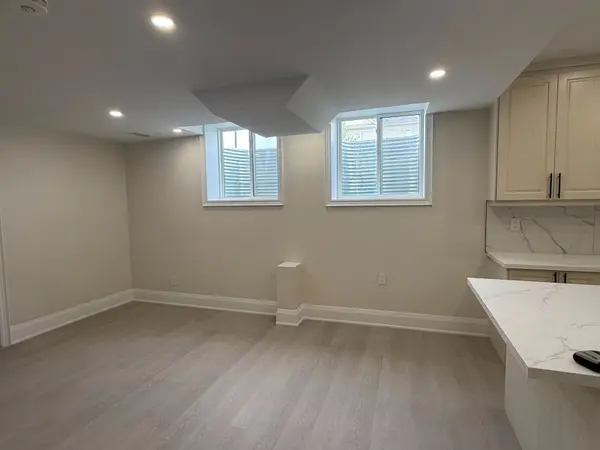 2 Chesney CRES #B, Vaughan, ON L4H 4A7