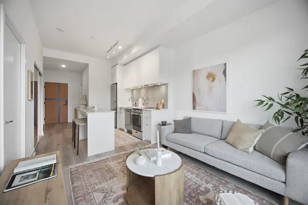 1660 Bloor ST W #216, Toronto W02, ON M6P 1A8