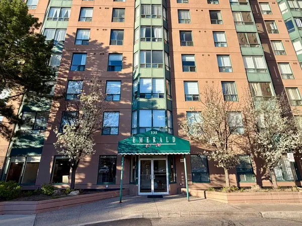 135 Hillcrest AVE #303, Mississauga, ON L5B 4B1