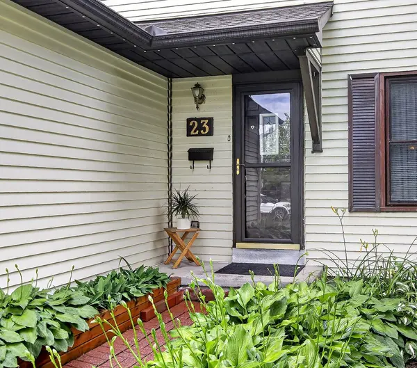 23 McKitrick DR, Kanata, ON K2L 2J7
