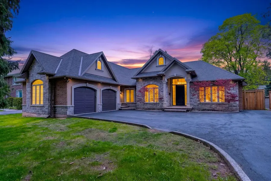 775 King RD, Burlington, ON L7T 3K7