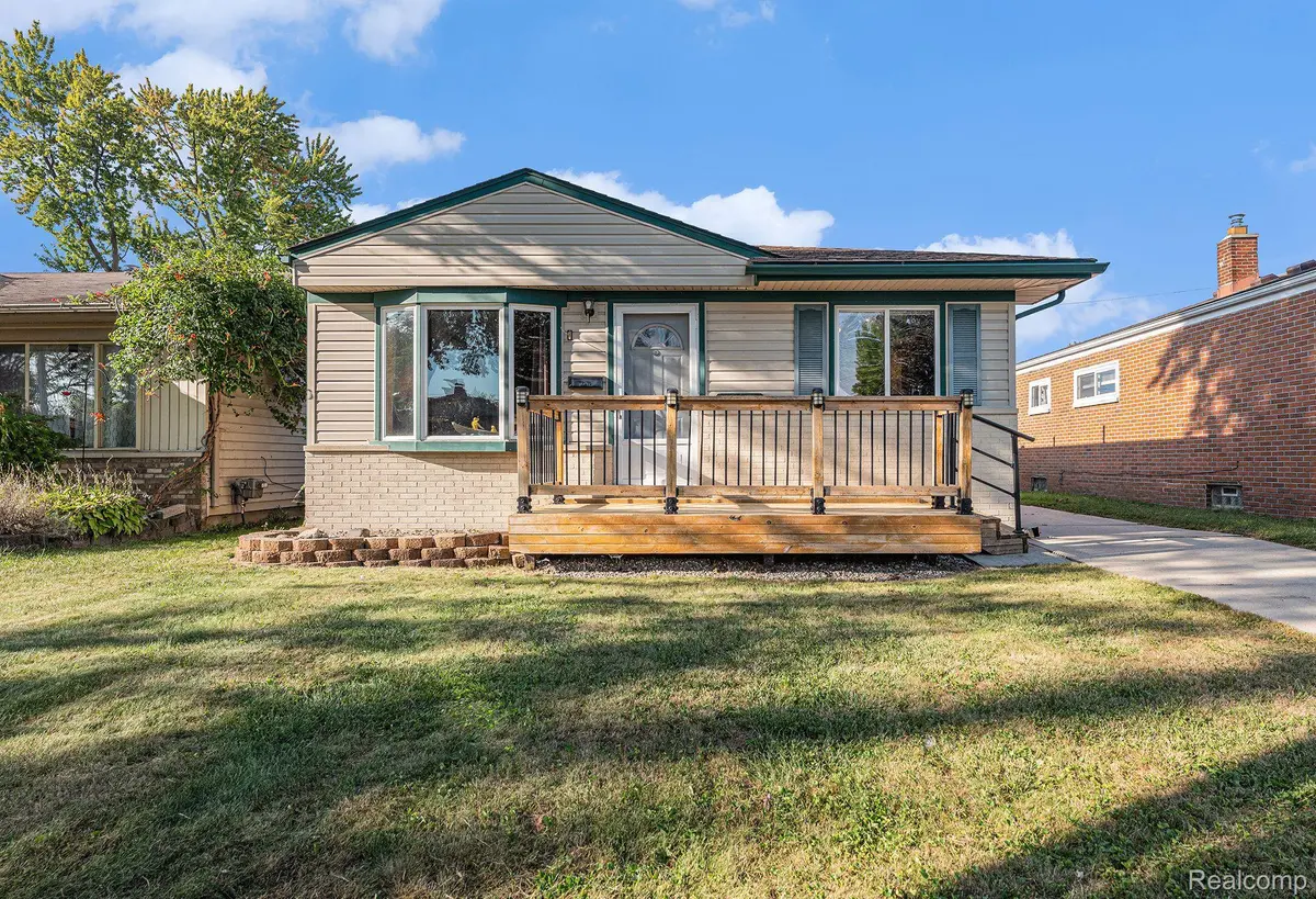 22715 LAKE DR, St. Clair Shores, MI 48082