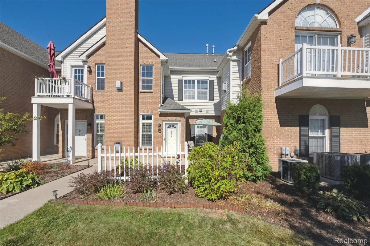 674 OLDE ENGLISH CIR, Howell Twp, MI 48855