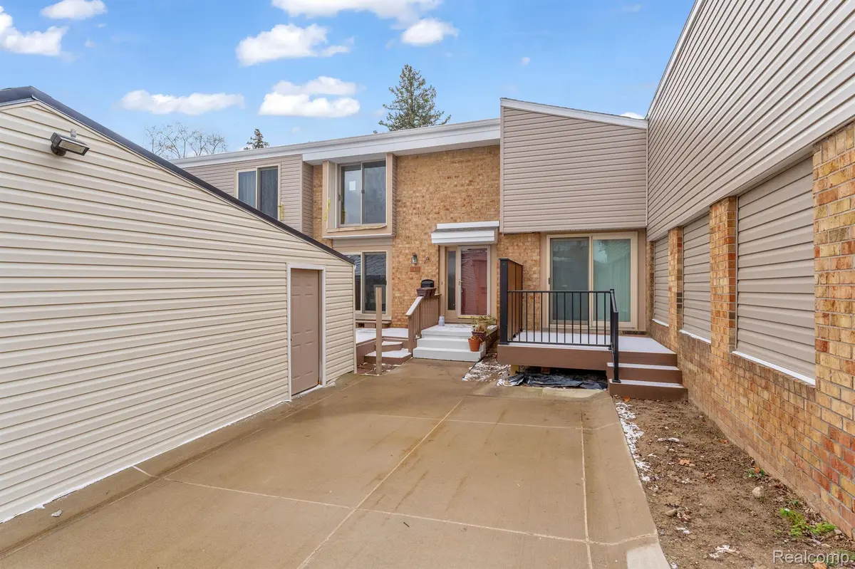745 OAK BROOK RIDGE DR, Rochester Hills, MI 48307