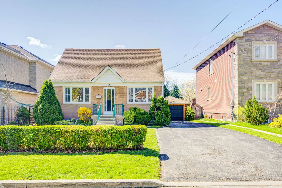 31 Melody RD, Toronto W05, ON M9M 1C9