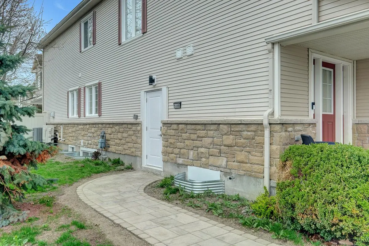 558 Ashbourne CRES #B, Barrhaven, ON K2J 0P6