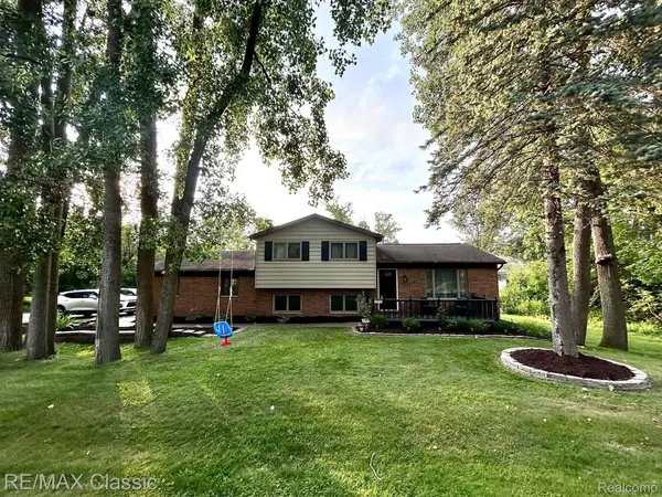 3050 MAGANSER DR, Wixom, MI 48393