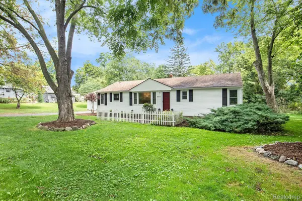 807 S OAK ST, Fenton, MI 48430